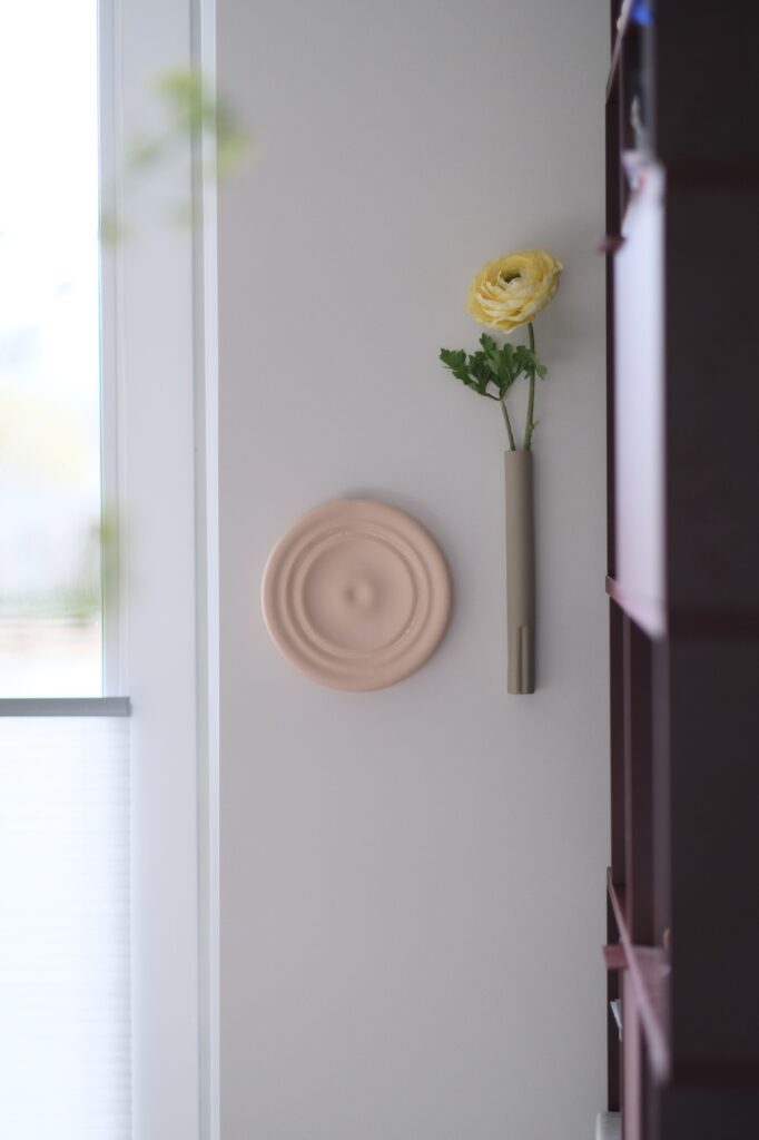 wandurn met daarnaast een wandvaasje