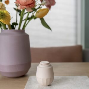mini urn gemaakt van porselein in de pastel kleur zalm