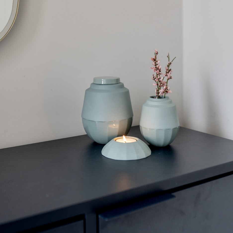 Set van een urn met bijpassend vaasje en waxinelichthouder. Strak design. gemaakt van porselein