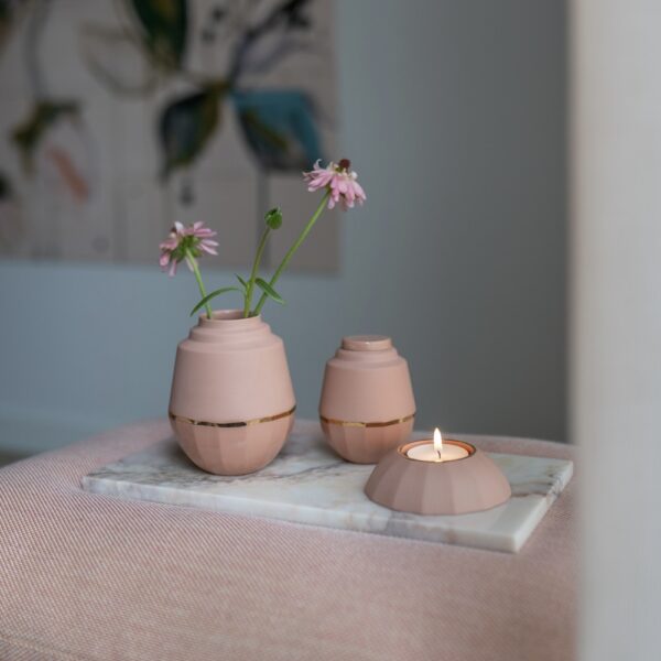 Set van een urn met bijpassend vaasje en waxinelichthouder. Strak design. gemaakt van porselein