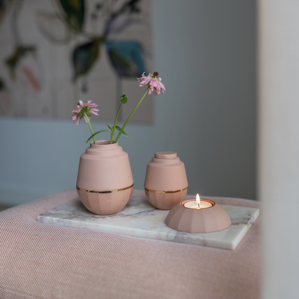 Set van een urn met bijpassend vaasje en waxinelichthouder. Strak design. gemaakt van porselein