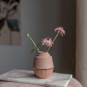 Klein handgemaakt vaasje. Het vaasje heeft een strak design en is deels mat en deels geglazuurd.