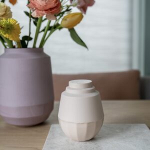 Kuma urn porselein zalm Stella collectie 650 ml – handgemaakt porselein modern design