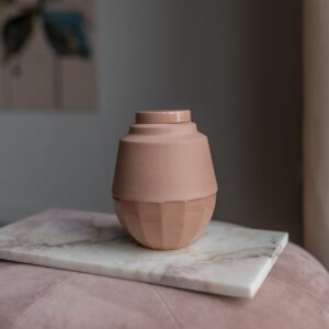 Kleine urn Kuma 650ml in terrakleur, subtiel en stijlvol voor thuis