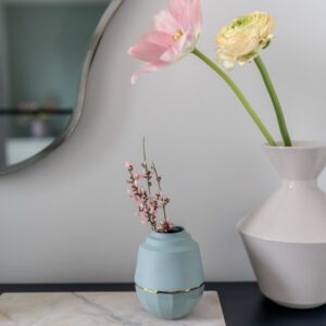 Herdenkkingsvaasje mint bij urn – subtiel mint kleurig vaasje als warm en eigentijds onderdeel van een gedenkplek.