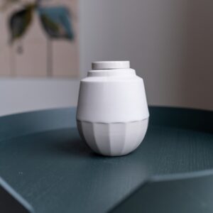 Kuma urn porselein zand Stella collectie 650 ml – handgemaakt porselein modern design