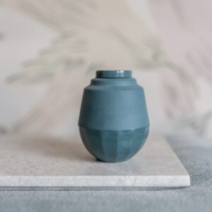 Kuma urn donkergroen Stella collectie 650 ml – handgemaakt porselein modern design