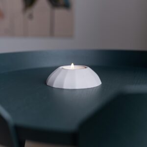 Waxinelichthouder bij urn zand Meissa – modern keramiek met warme uitstraling.