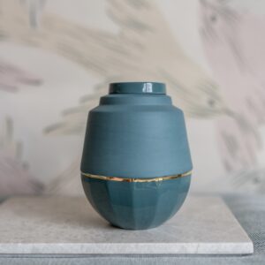 Kuma urn porselein donkergroen Stella collectie met 24-karaats gouden randje – handgemaakt modern design