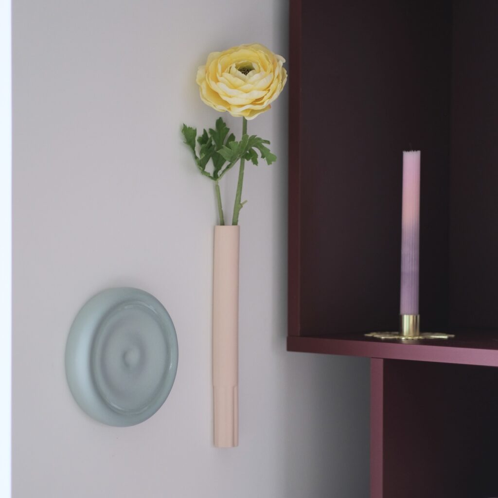 ronde urn voor aan de wand. Strak en organische design.