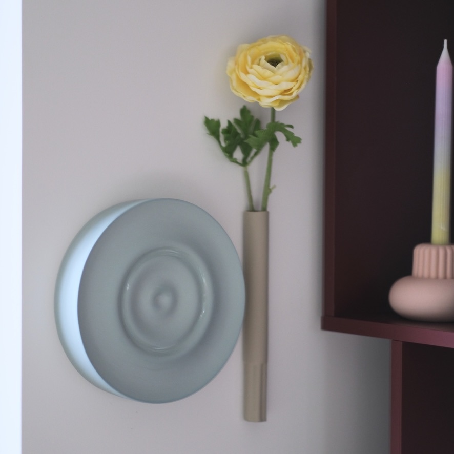 ronde urn voor aan de wand. Strak en organische design.