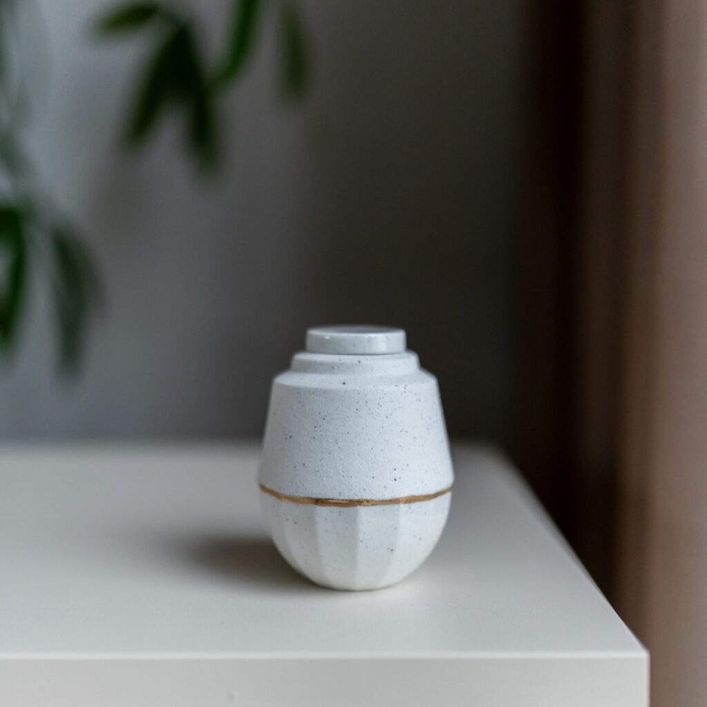 Mini-urn-kleine-urn-natuurlijk-handgemaakt-witspikkel