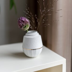 maia-Herdenkingsvaasje-troostproduct-gedenkplek-witspikkel-goud