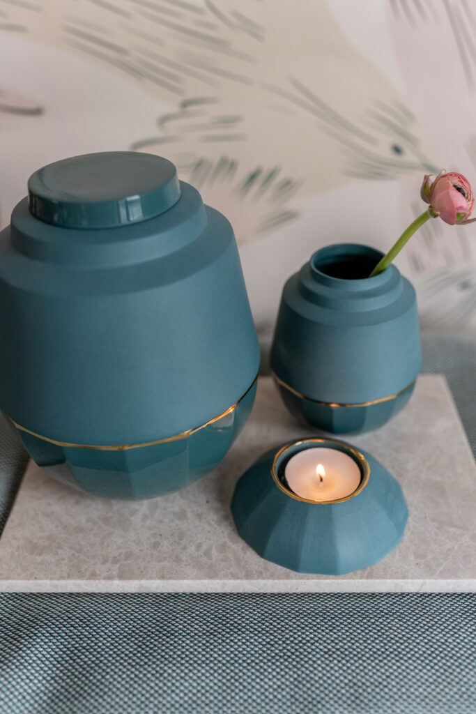 donkergroene urn met vaasje en waxinehouder