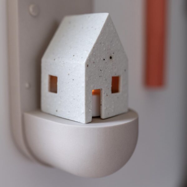 gedenkplekje-wand-huisje-waxinelicht-as-zand-detail