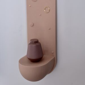 gedenkplekje-wandplankje-kleine-urn-bruin-detail