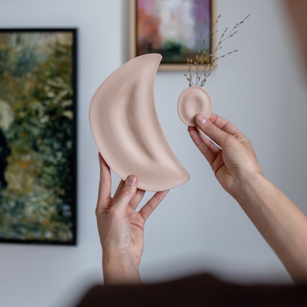 kinderurntje-wandgedenkplekje-maan-mini-urn-ster-vaasje-karamel